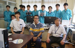 先生方と学生の皆さん （前列左から竹前先生、佐藤先生、岩﨑校長）