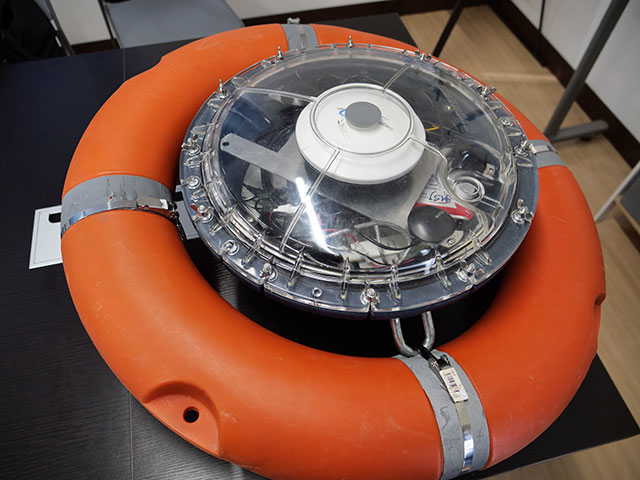 センチメータ級とサブメータ級測位補強サービスの対応受信機を搭載した海洋ブイ