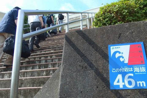 塩津小学校への階段を上る