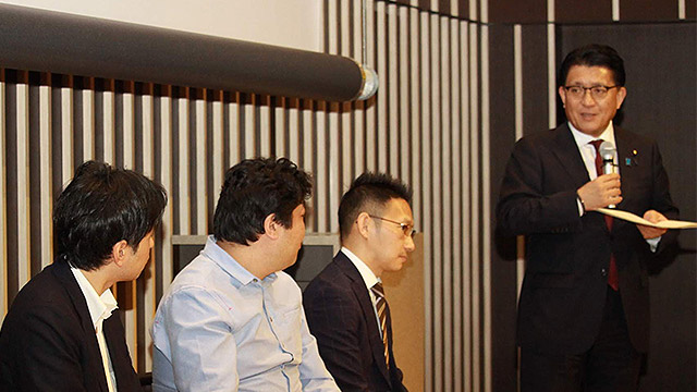 ビジネス展開への期待を語る平井大臣（右端）