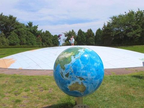 「日本列島球体模型」（後方）と「地球球体」の模型（手前）