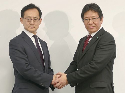 力強く握手する東京電力・山口氏（左）とゼンリン・藤沢氏（右）