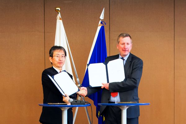 協力取り決めに署名した内閣府の髙田事務局長（左）と欧州委員会のデルソー総局次長（右）