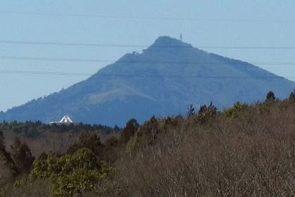 常陸風土記の丘から望む筑波山。アンテナの一部も