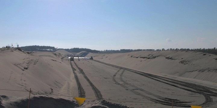 遠州浜の中田島砂丘で進められている防潮堤工事の様子