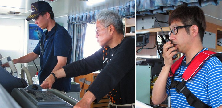 操船する亀井船長（中央）らと、無線で着水のタイミングを指示する田所准教授（右）