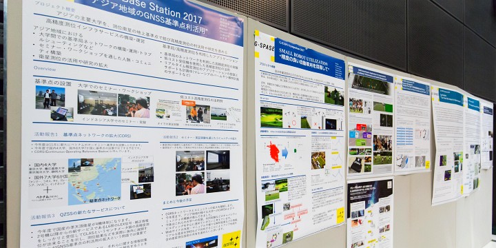 会場内に展示された学生プロジェクトに関するポスター