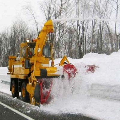 路肩の雪を低速で除雪する「ロータリー除雪車」