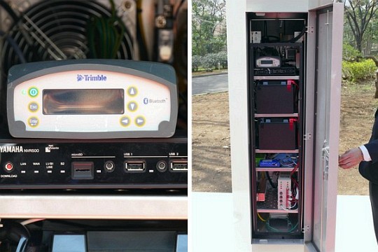 GNSS受信機（左）、内部のさまざまな機器（右）