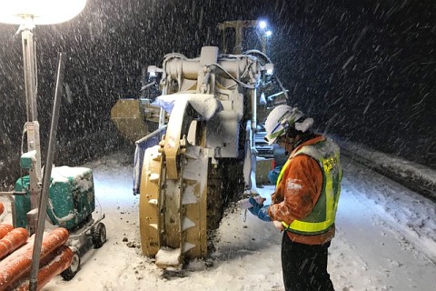 トレンチャーによる積雪状況下の掘削作業（提供：鹿島建設株式会社）