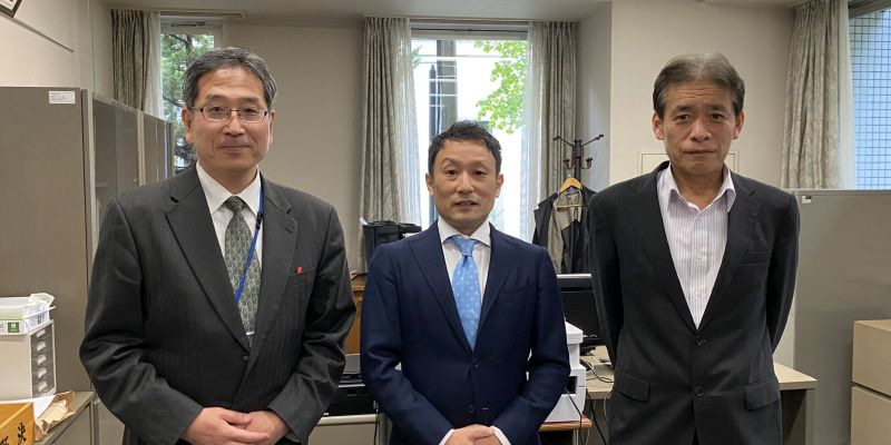 左から藤田副校長、和田教諭、永浜校長