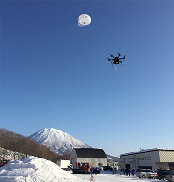 気球とドローンの無線中継システムを使った実証実験の様子