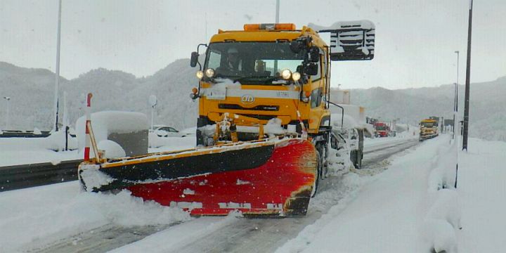 除雪車による除雪作業