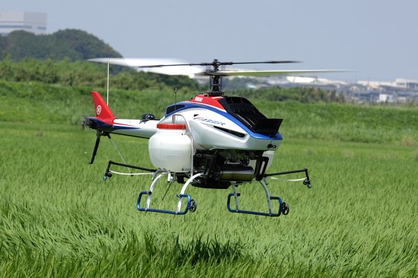 低空を飛行する産業用無人ヘリコプターFAZERの画像