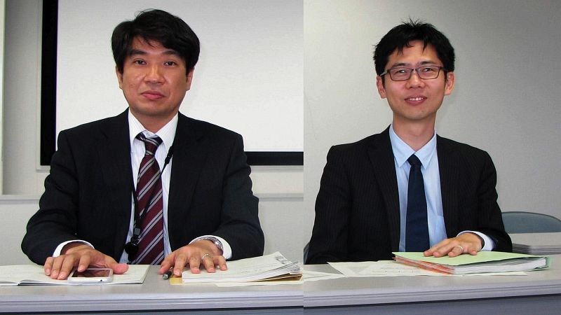 電子基準点課の檜山課長（左）と古屋課長補佐（右）