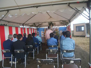 地鎮祭・安全祈願祭は仮設テントの中で行われ、十数人が参加しました