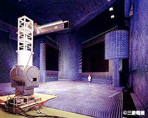 アンテナ性能を試験するCATRの内部写真