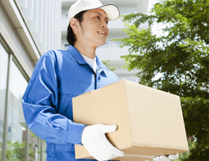 物流としての宅配サービスを例に位置情報で荷物の位置がわかることを示すイメージ画像