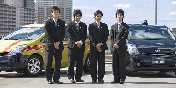 「デジタル無線GPSシステム」で配車業務を行う日本交通のスタッフ