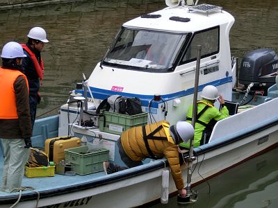 有人ボートで川底の水深計測に適した音波帯域を確認