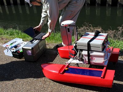 CLAS対応受信機と超音波センサーを載せた無人ボート